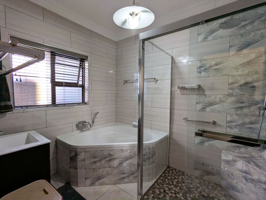 5 Bedroom Property for Sale in Fraaiuitsig Western Cape